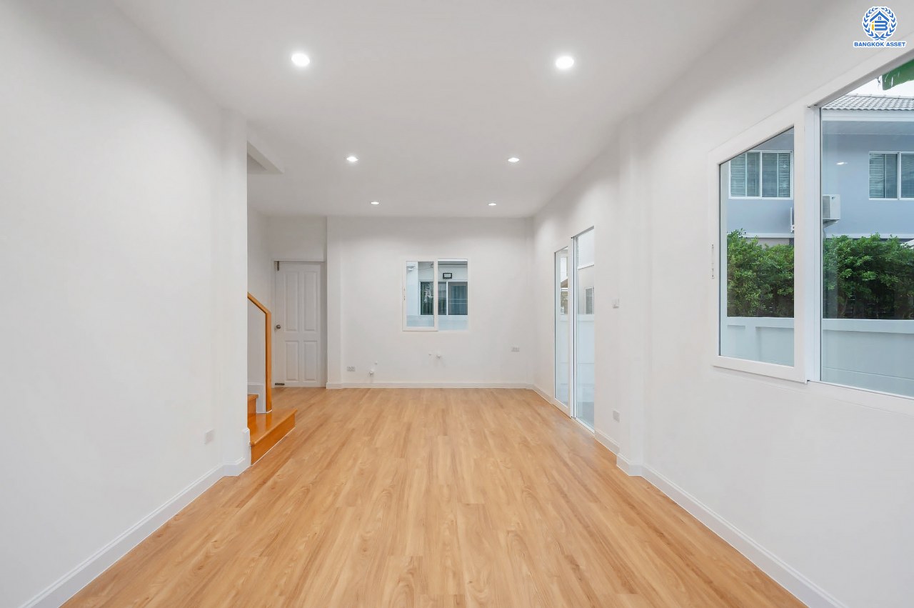 บ้านมือสองตกแต่งใหม่ โครงการ เดอะวิลล่า ราชพฤกษ์-ท่าอิฐ แบรนด์ Property Perfect เดินทางสะดวก เนื้อที่ 35.8 ตร.ว. ฟังก์ชัน 3 ห้องนอน 2 ห้องน้ำ จอดรถได้ 2 คัน บนทำเลเชื่อมต่อทั้ง ถ.รัตนาธิเบศร์ และถ.ราชพฤกษ์ และเพียง 10 นาทีถึงรถไฟฟ้า "สถานีบางรักน้อยท่าอิฐ"